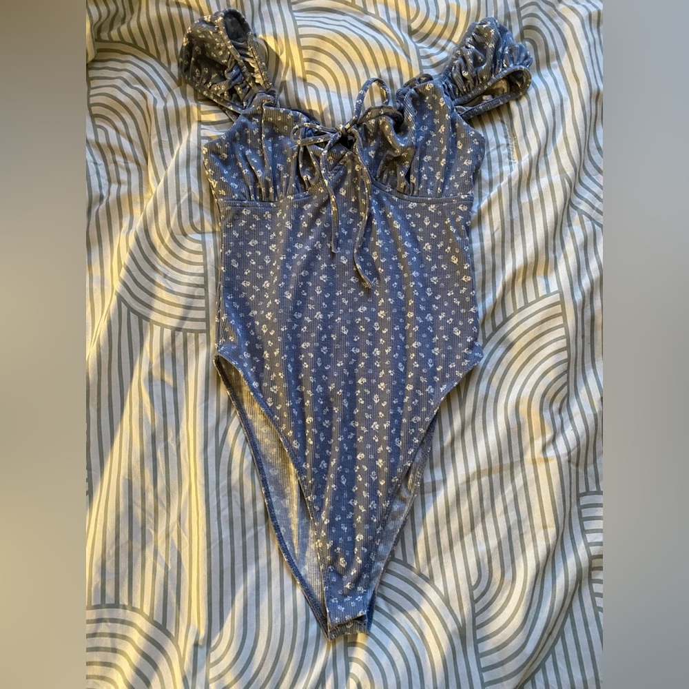 wild fable blue floral body suit NWOT